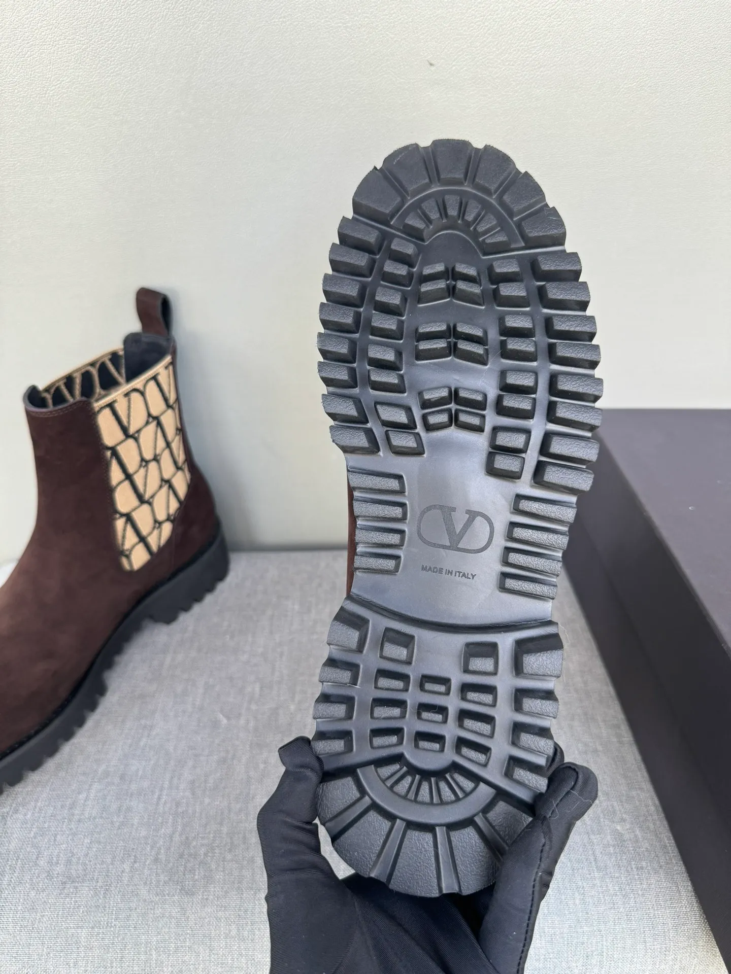 [Valentino] Top P: 1000💰 Size: Men 39-44 (45 customized) Valentino VLTN casual shoes 2025 latest winter series, original 1:1 development Casual men's leather shoes Made with heavy investment, shoes and boots are made of imported cowhide that is not easy to deform, black cowhide lining, original foam outsole, black open edge beads, black suede, brown suede Factory craftsmanship, perfect products are only prepared for you who know taste! Any comparison is welcome!
